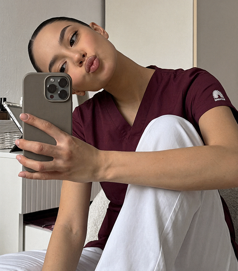 Покупательница делает фото в бордовой форме MedicalService